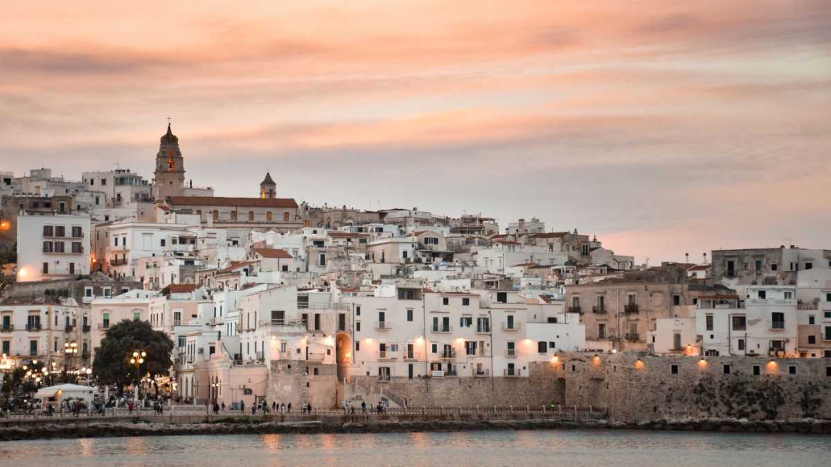 Vieste e il Vicolo del Bacio: itinerario romantico nel centro storico