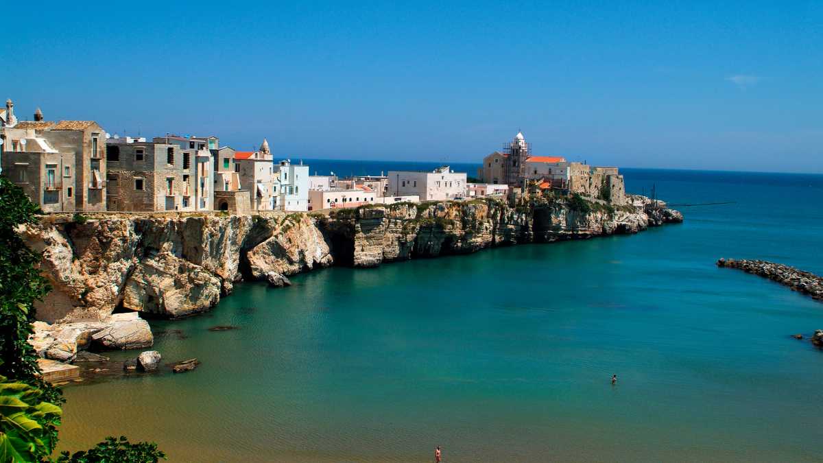 Vieste per coppie: idee romantiche tra mare e vicoli antichi