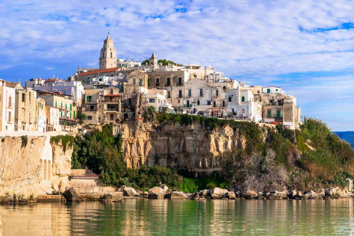 Scorcio panoramico di Vieste al tramonto, con il centro storico e il mare sullo sfondo, atmosfera rilassata e suggestiva